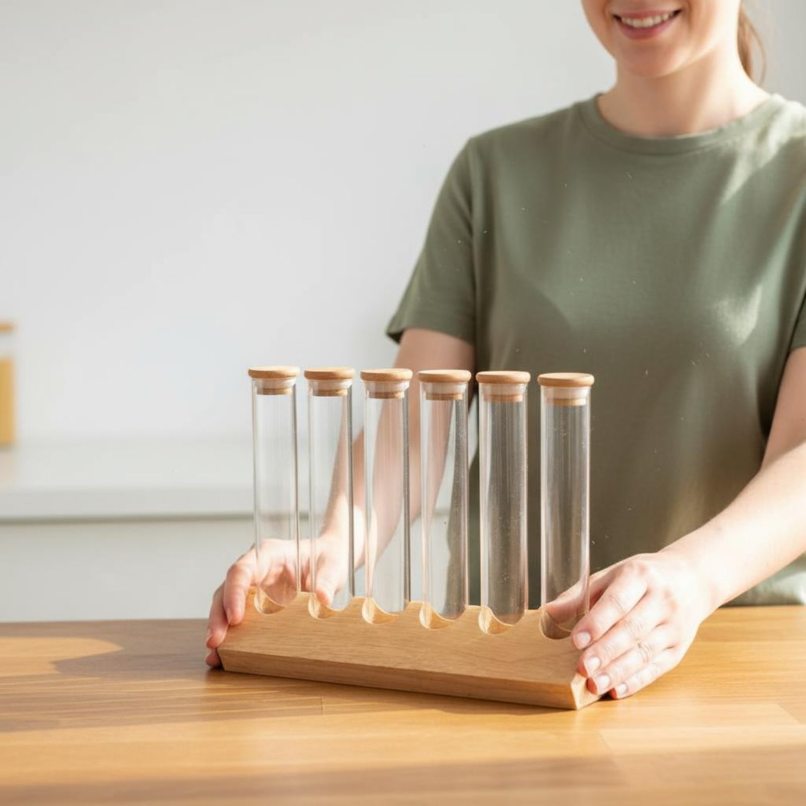 Coffee Bean & Tea Menu - Zestaw szklanych pojemników z drewnianą podstawką,